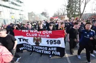 Les supporters de Manchester United manifestent avant le match contre Arsenal