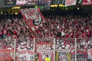 Les supporters de l'Olympiakos mettent le feu au Pirée pour les 100 ans du club