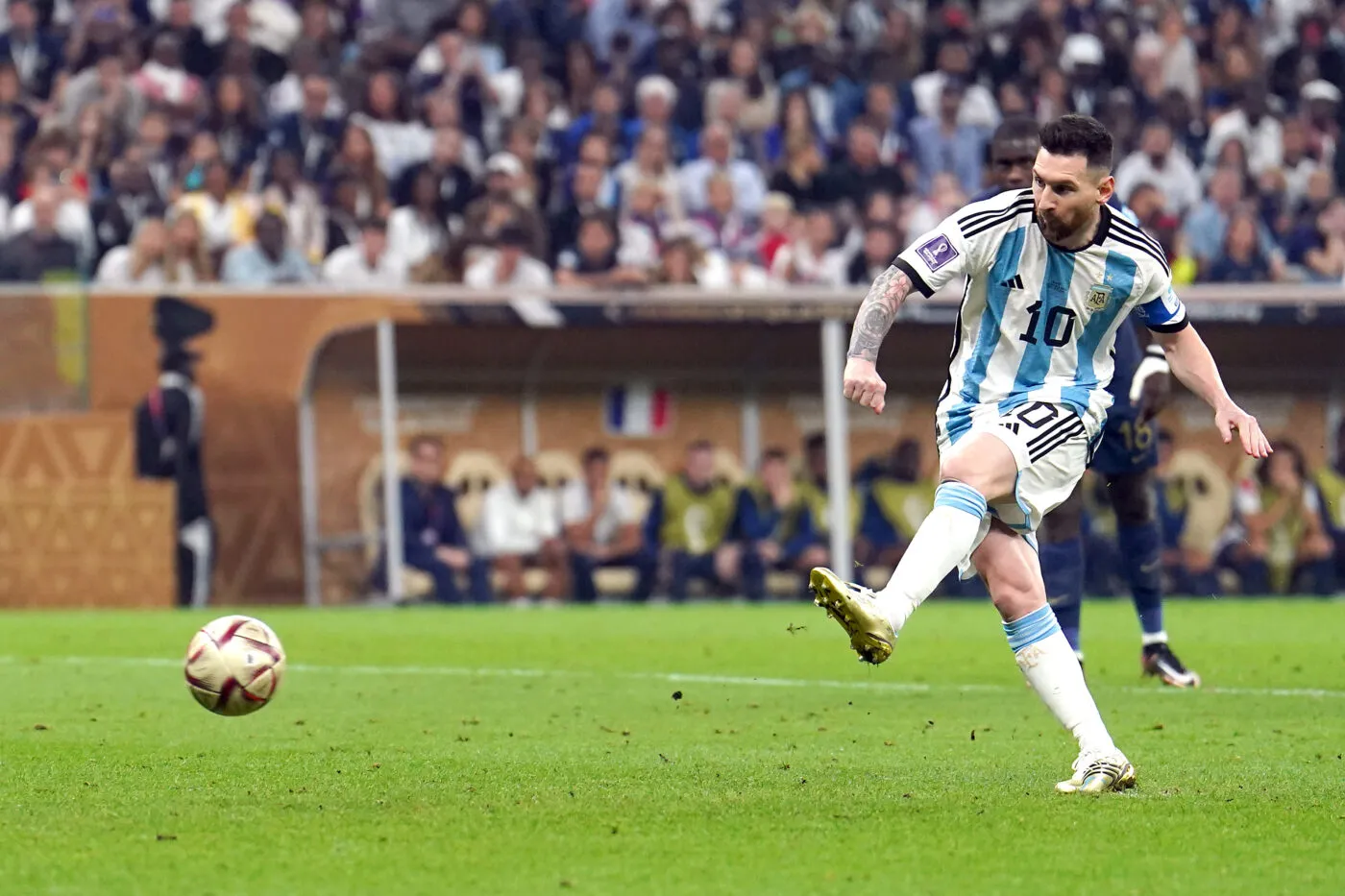 Lionel Messi avait-il touché deux fois le ballon sur son penalty en ...