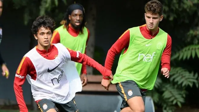 À 14 ans, il fait ses débuts avec Galatasaray