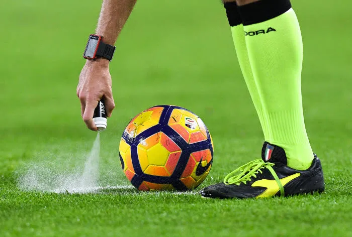 Un joueur tue l&rsquo;arbitre en plein match et part en fuite