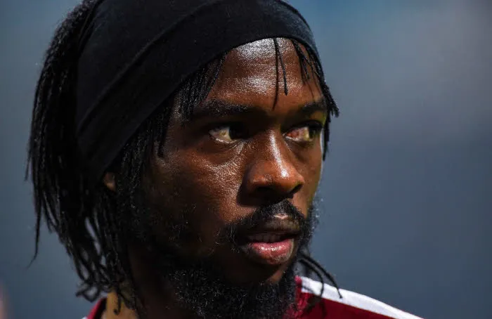 Gervinho se fait les croisés