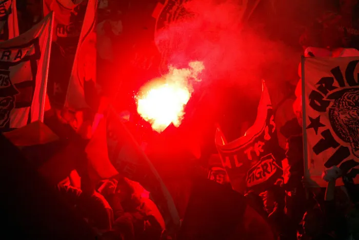 Ils célèbrent leur victoire devant leur unique supporter