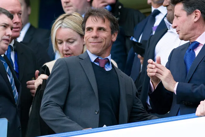 Gianfranco Zola refoulé de la pelouse de Stamford Bridge