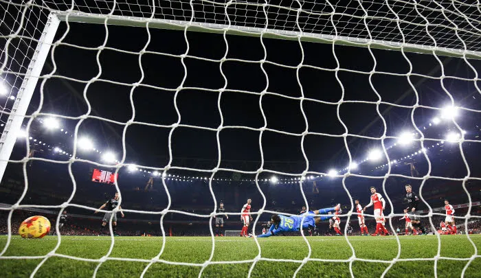 Un fan des Gunners fait ses devoirs au stade