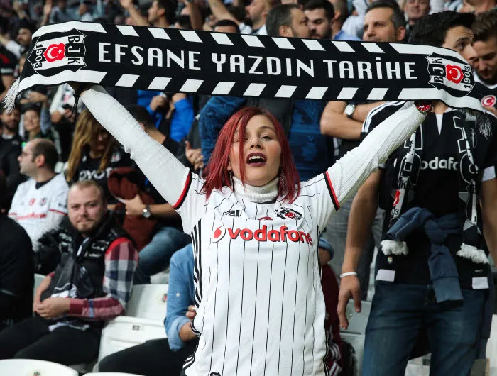 Dix ultras du Beşiktaş poignardés à Kiev