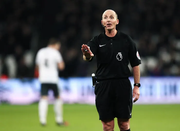 Mike Dean relégué en Championship