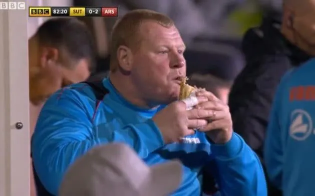 Wayne Shaw mange sur le banc