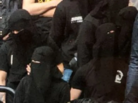 Des ultras suédois se pointent au stade en niqab