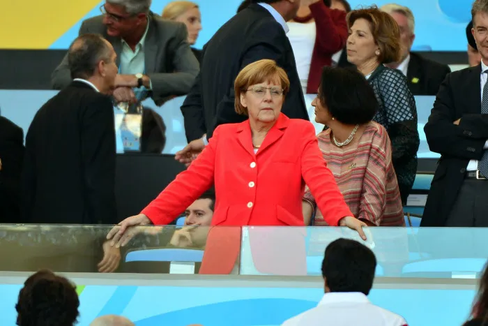 Angela Merkel salue le travail social du FC Cologne