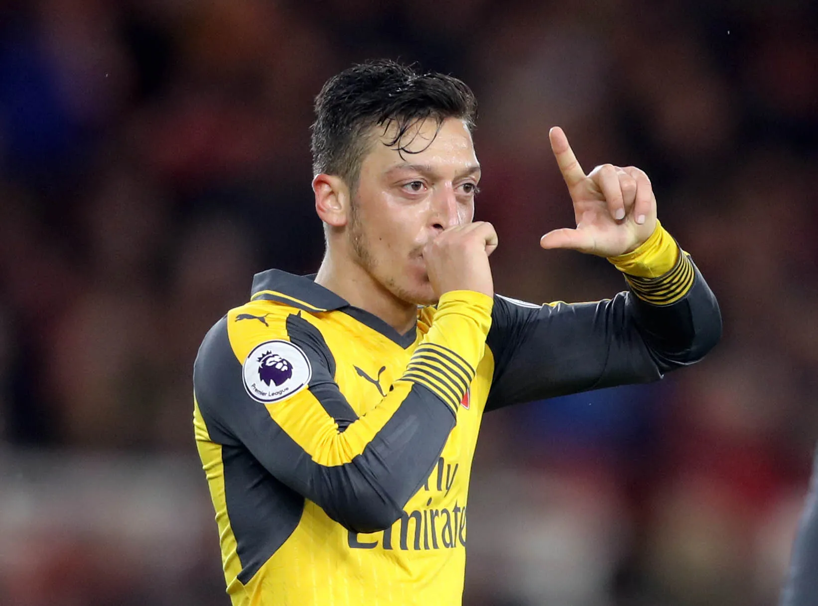 Wenger s&rsquo;excuse pour Özil