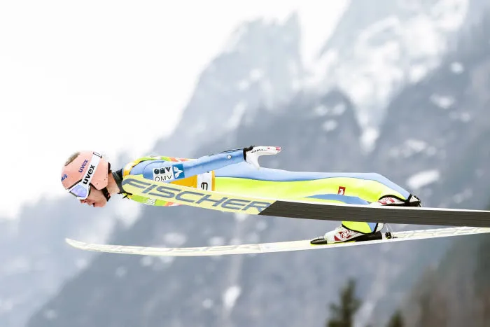 Un Niçois arrive au Vélodrome à ski