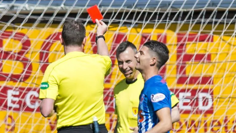 Écosse : un arbitre de touche vomit en plein match