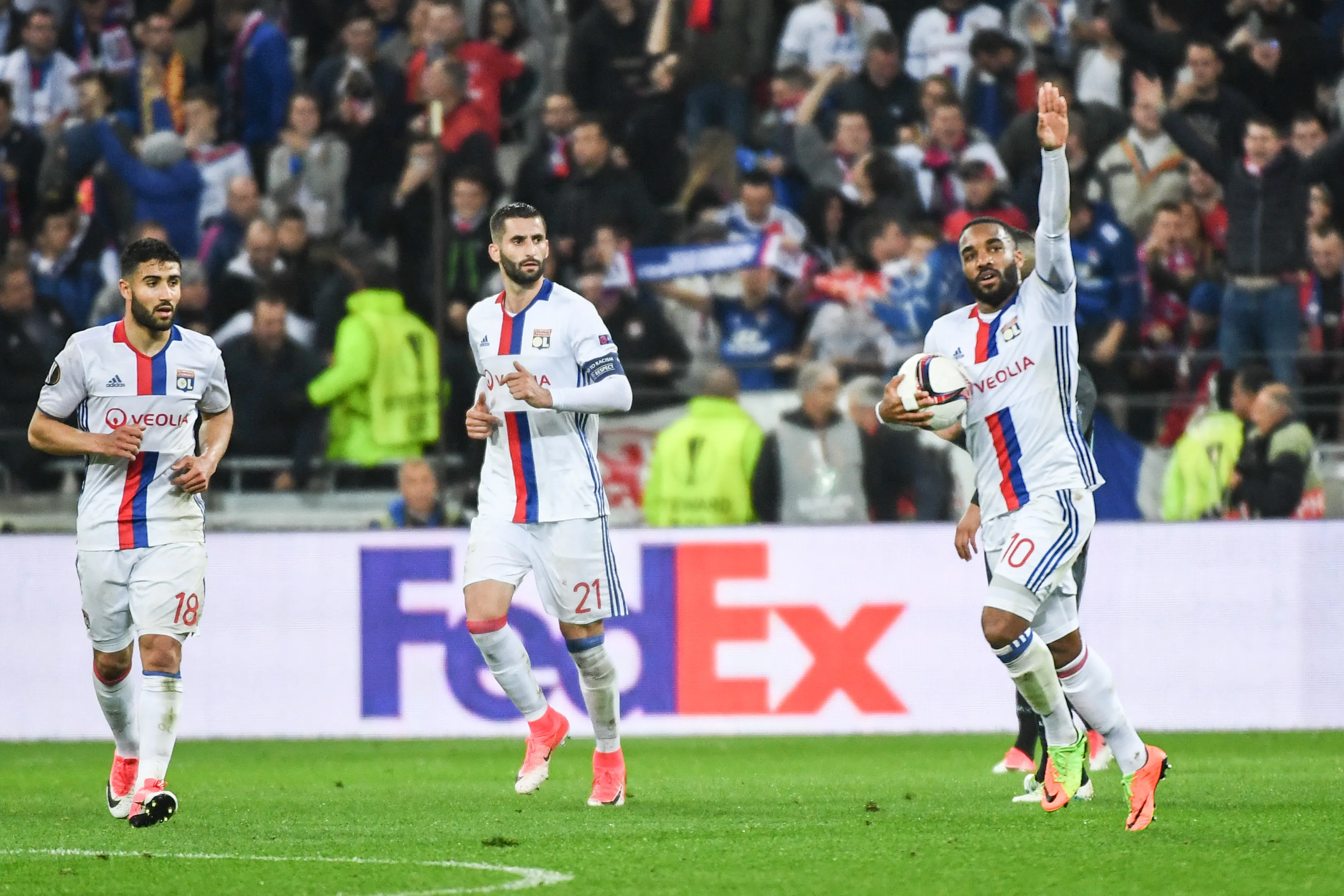 Un doublé éclair de Lacazette relance Lyon