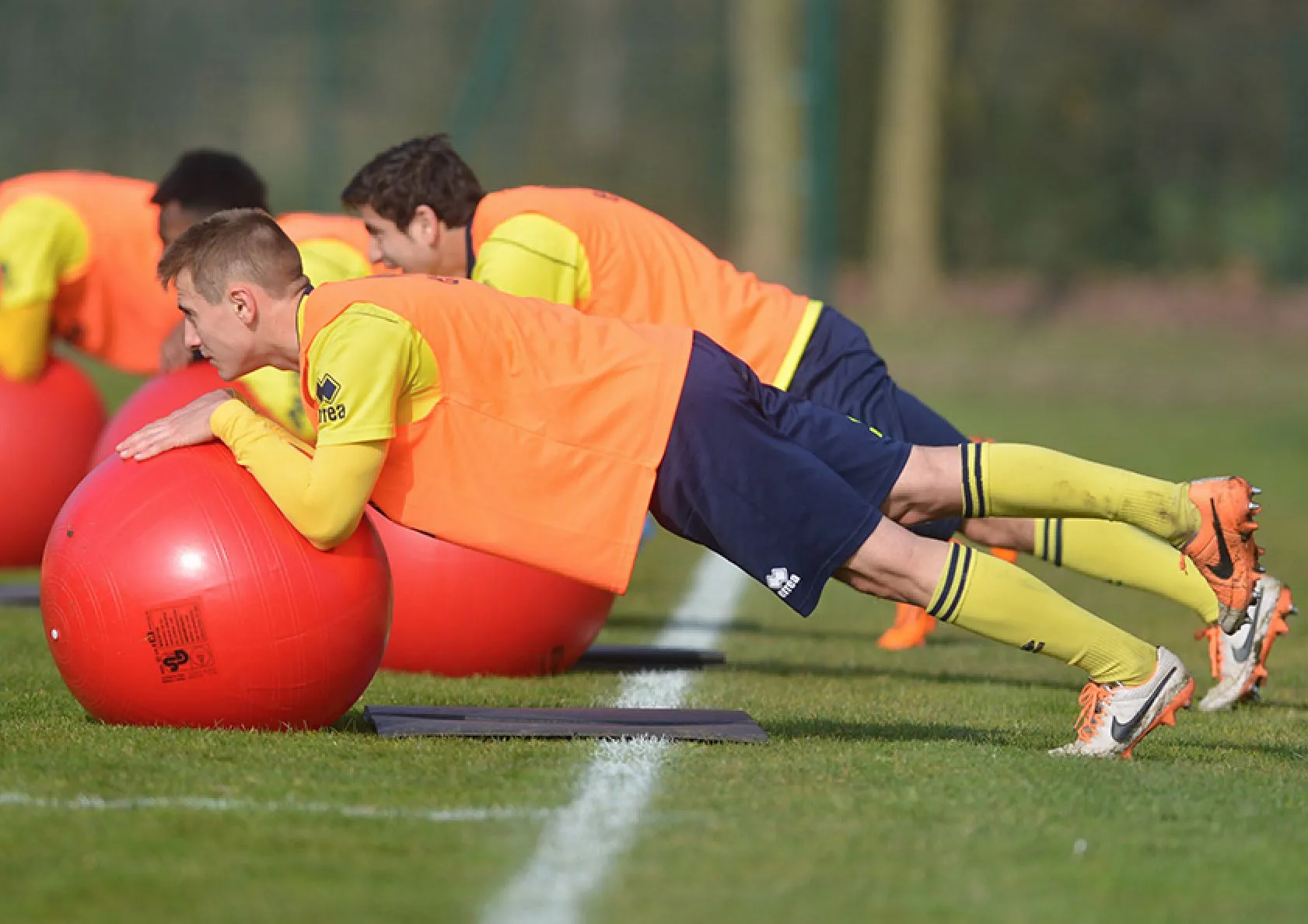 Les joueurs qui prennent le ballon dans les mains en tombant