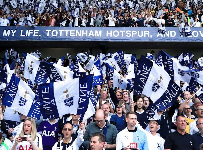 Les fans des Spurs fêtent la dernière de White Hart Lane sur la pelouse