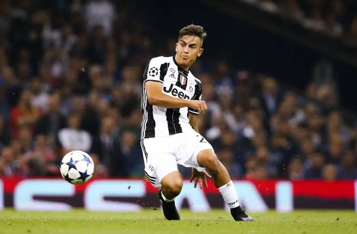 Dybala marque un coup franc improbable