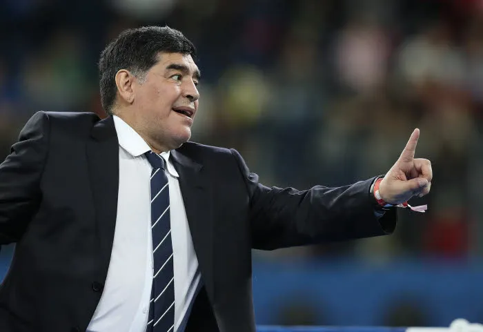 Maradona joue au hockey en Russie