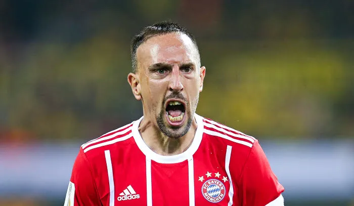 Ribéry défait les lacets de l&rsquo;arbitre en plein match