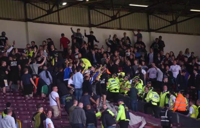 Burnley-Hanovre arrêté après une attaque de supporters