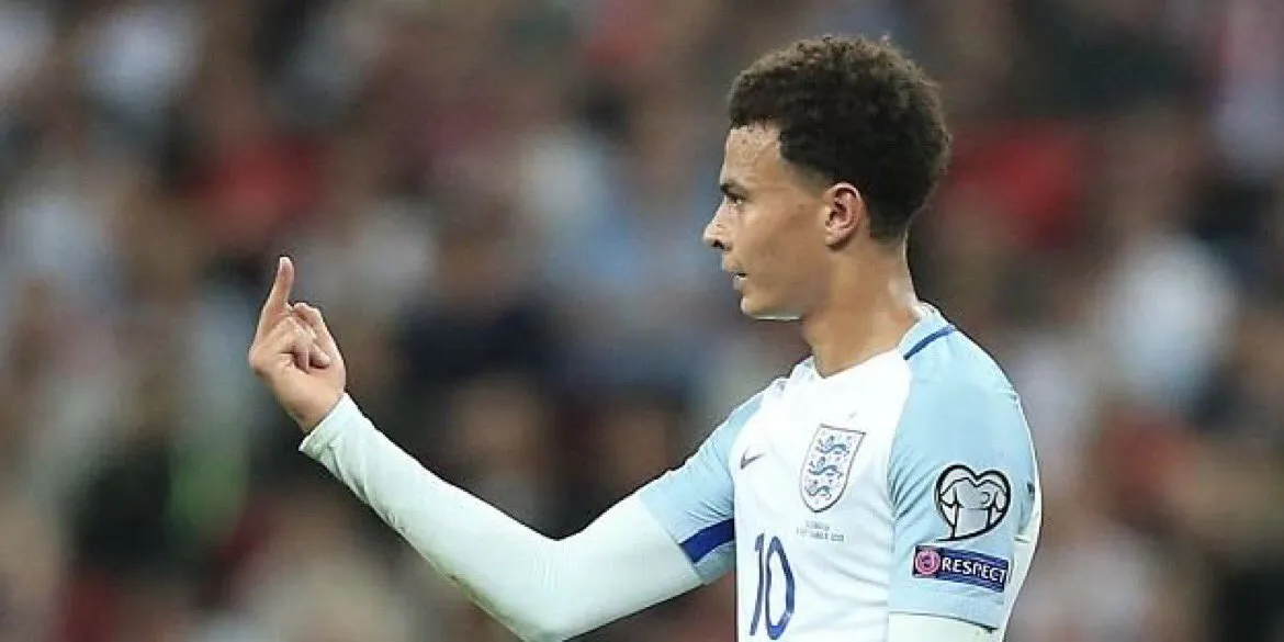 Dele Alli craque dans le dos de Clément Turpin