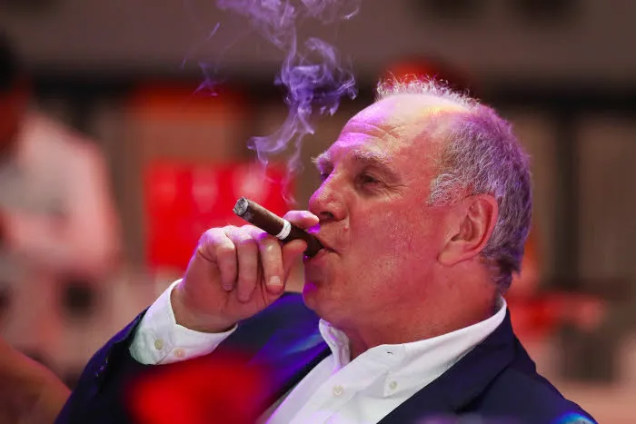 Uli Hoeneß se paye Douglas Costa, le PSG et City