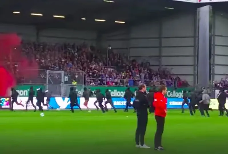 Quand les joueurs de Sankt-Pauli chassent des hooligans