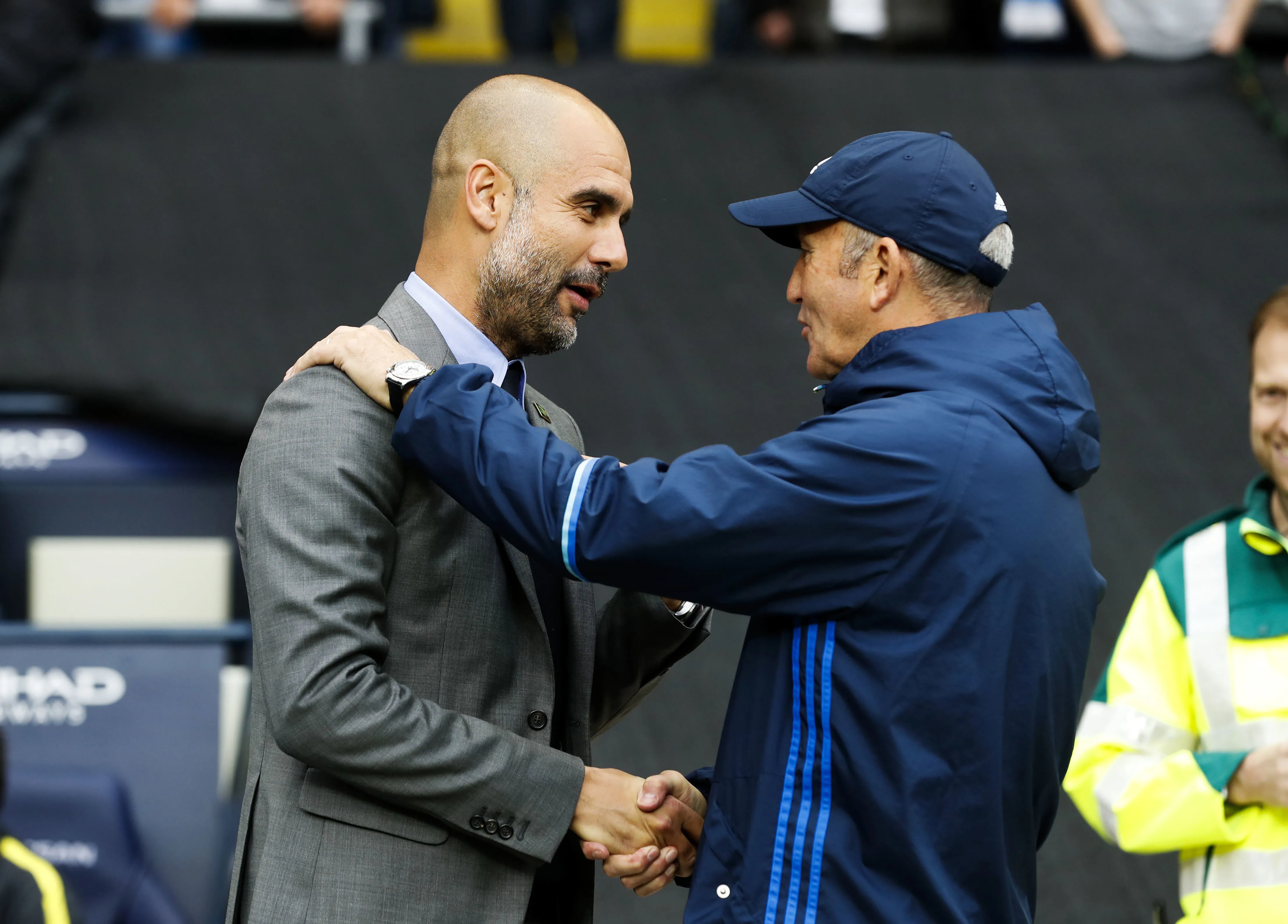 Guardiola : «<span style="font-size:50%">&nbsp;</span>Je tiens à embrasser Tony Pulis<span style="font-size:50%">&nbsp;</span>»