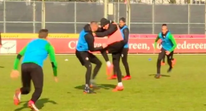 Deux joueurs de Feyenoord se battent à l'entraînement
