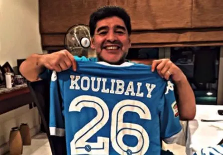 Photo : Maradona rend hommage à  Kalidou Koulibaly (via Facebook SO FOOT)