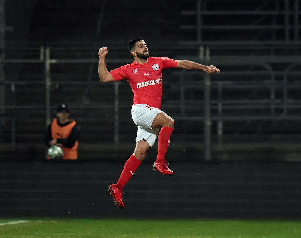 Nîmes garde le rythme, Clermont craque en fin de match