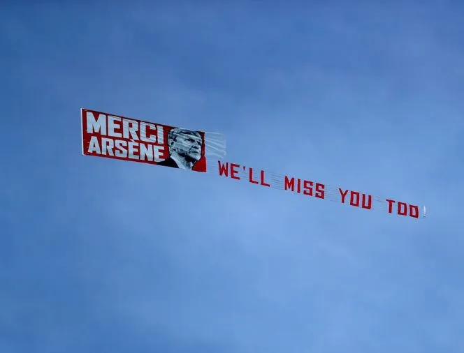 Un avion et deux banderoles à un an d&rsquo;intervalle pour Wenger