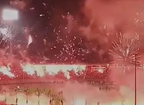 Vidéo : Les ultras du CS Constantine craquent des milliers de fumis  (via Facebook SO FOOT)