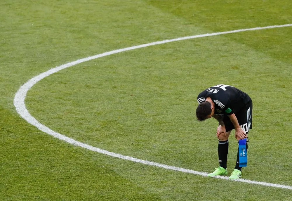 Messi accuse le coup après son penalty manqué