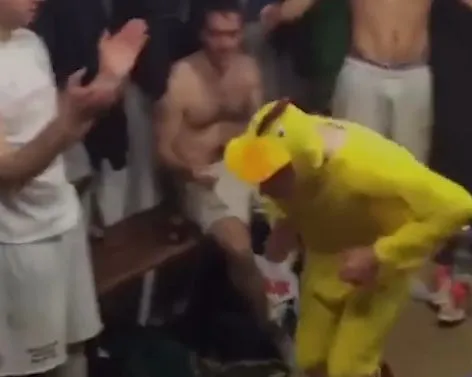 Vidéo : La célébration de la poule dans un vestiaire amateur (via Facebook SO FOOT)