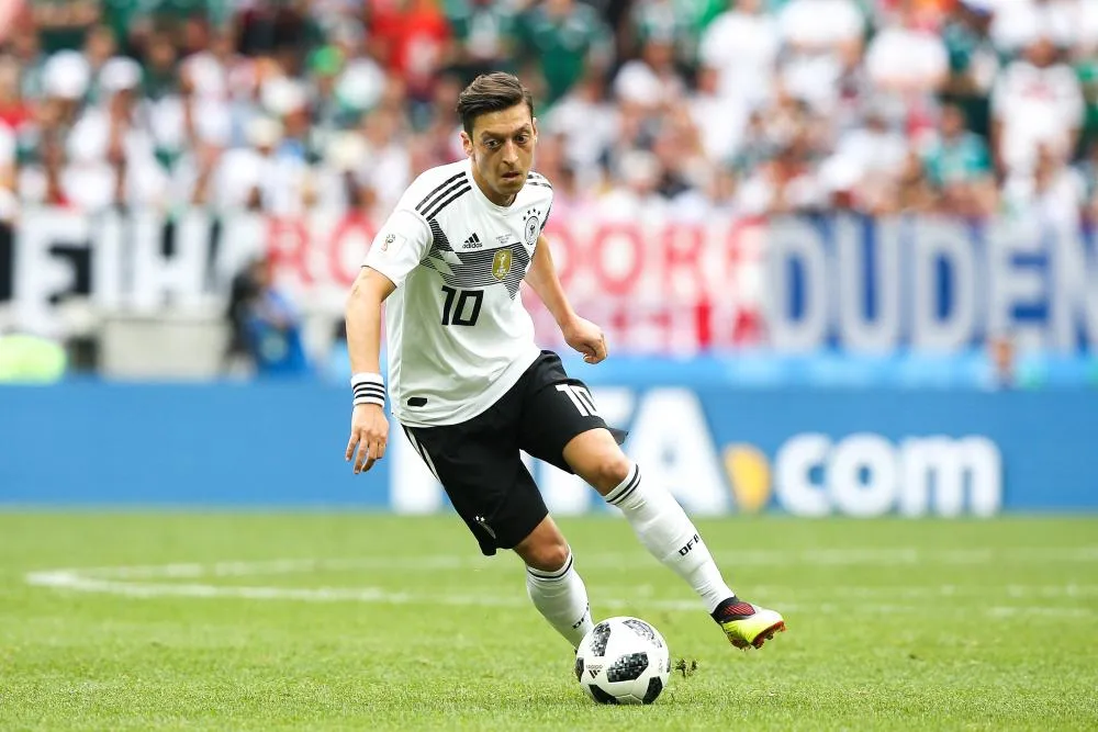 Mesut Özil vivement critiqué en Allemagne