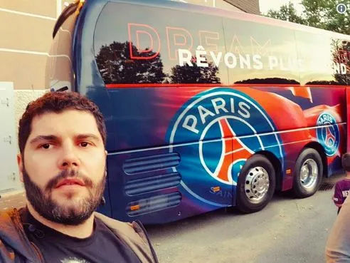 Un acteur de Gomorra pose devant le bus du PSG