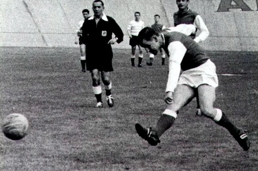 La statue de Raymond Kopa inaugurée samedi à Reims