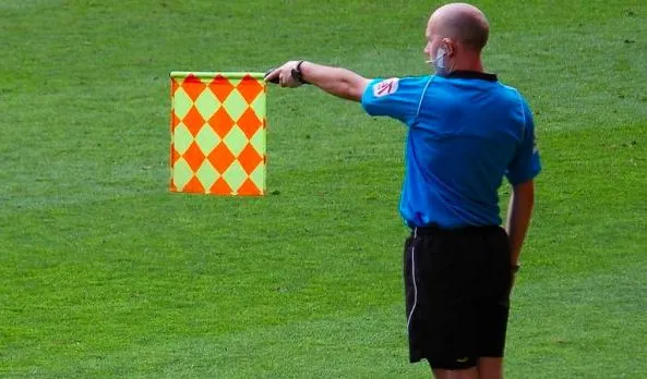 Un fan de Millwall se retrouve arbitre assistant lors du match de son équipe