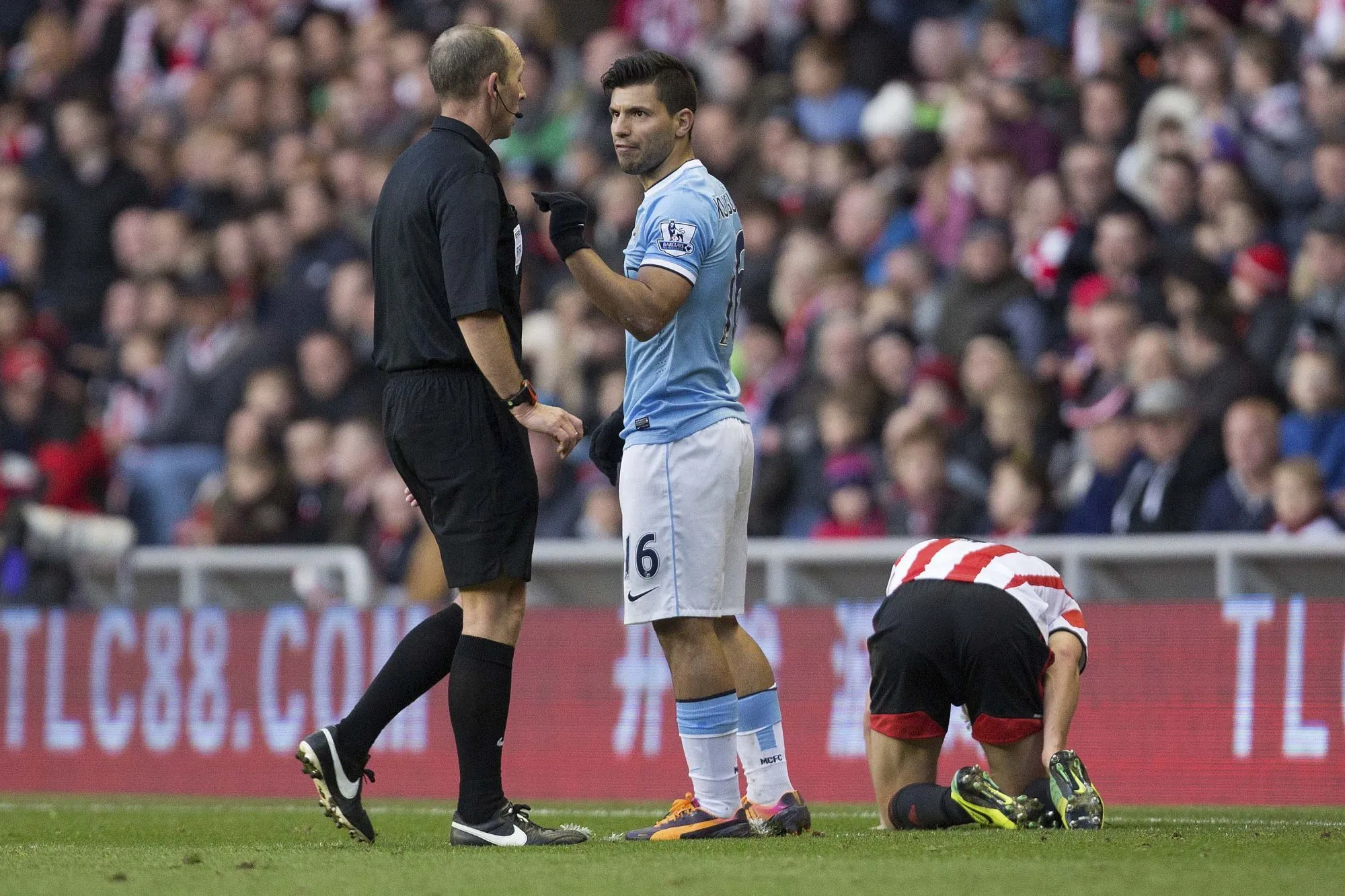 Quand l&rsquo;arbitre refuse de rendre le ballon à Agüero