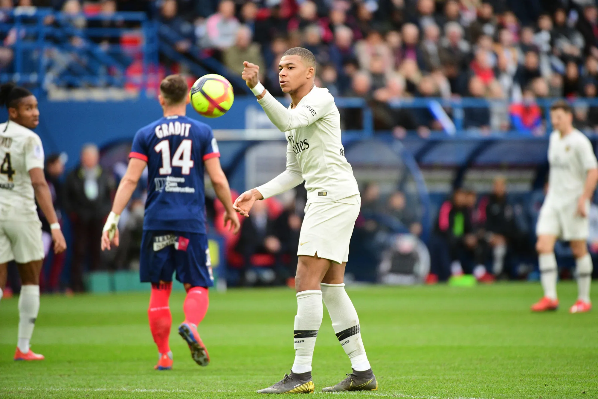 Mbappé guide le PSG à Caen