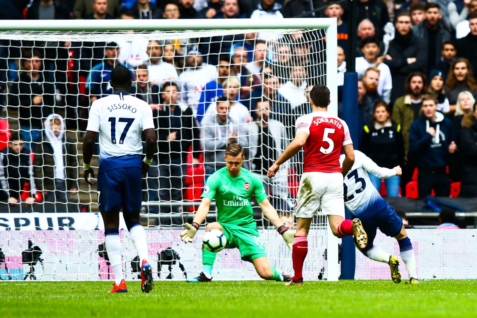 Le double arrêt de taré de Leno contre Tottenham