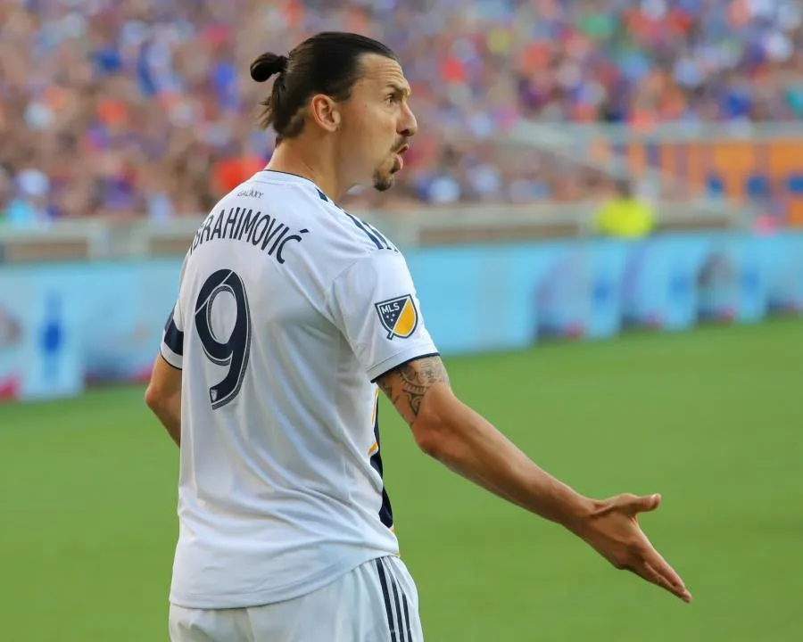 Zlatan s&rsquo;essaie au Bottle Cap Challenge