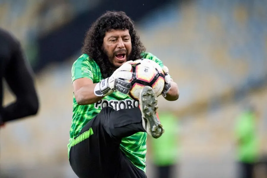 René Higuita perd un pari et coupe sa tignasse