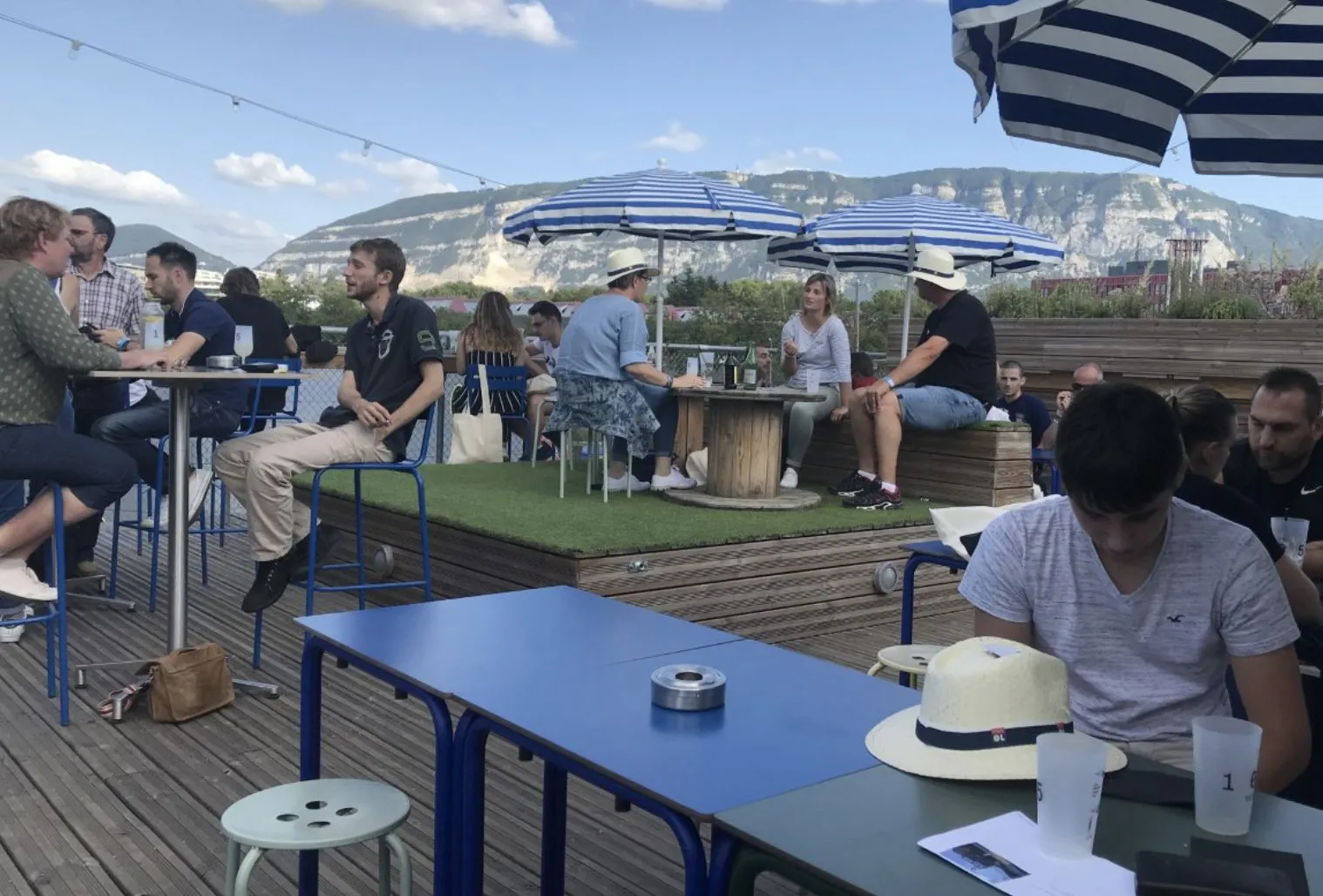 On était avec les supporters lyonnais avant Liverpool-OL