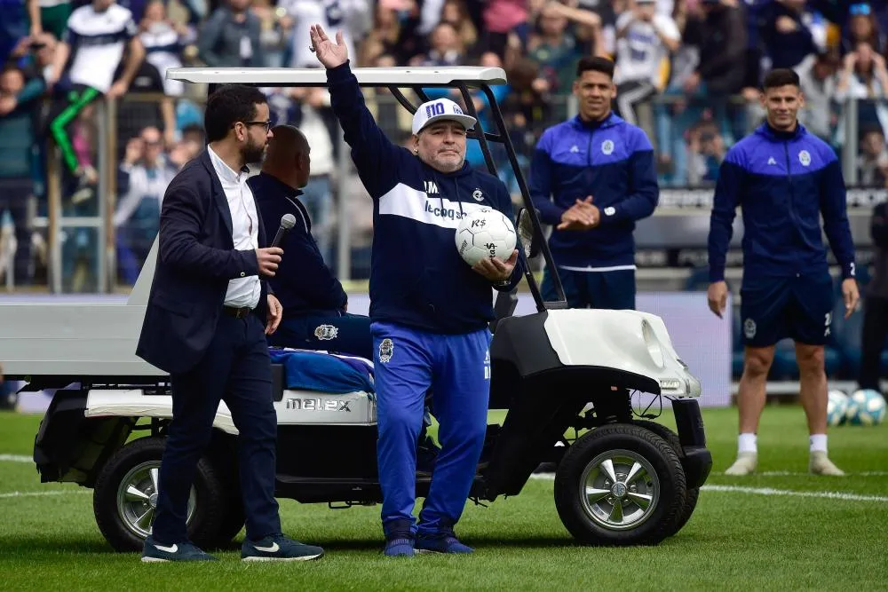 Ils embrassent Maradona lors de sa présentation au Gimnasia La Plata