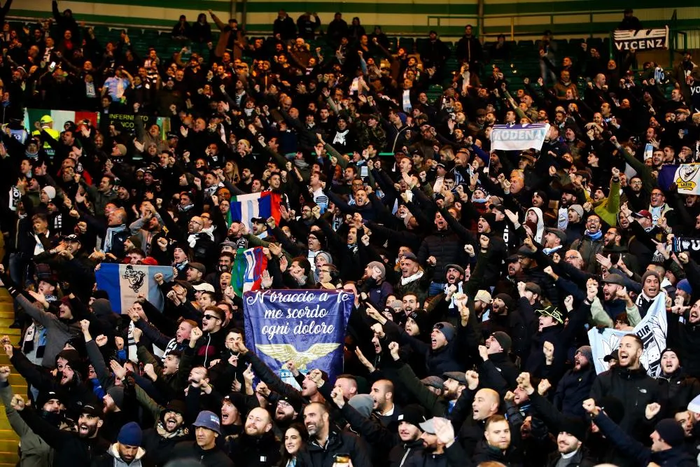 Des fans de la Lazio font le salut fasciste dans les rues de Glasgow