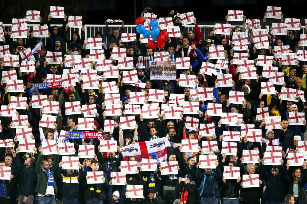 Les supporters kosovars ont brandi des drapeaux anglais pendant l&rsquo;hymne