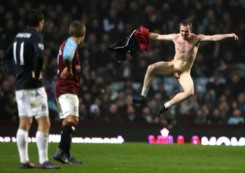 Liverpool : il pose ses testicules sur le capot d&rsquo;une voiture et provoque un embouteillage avant le derby