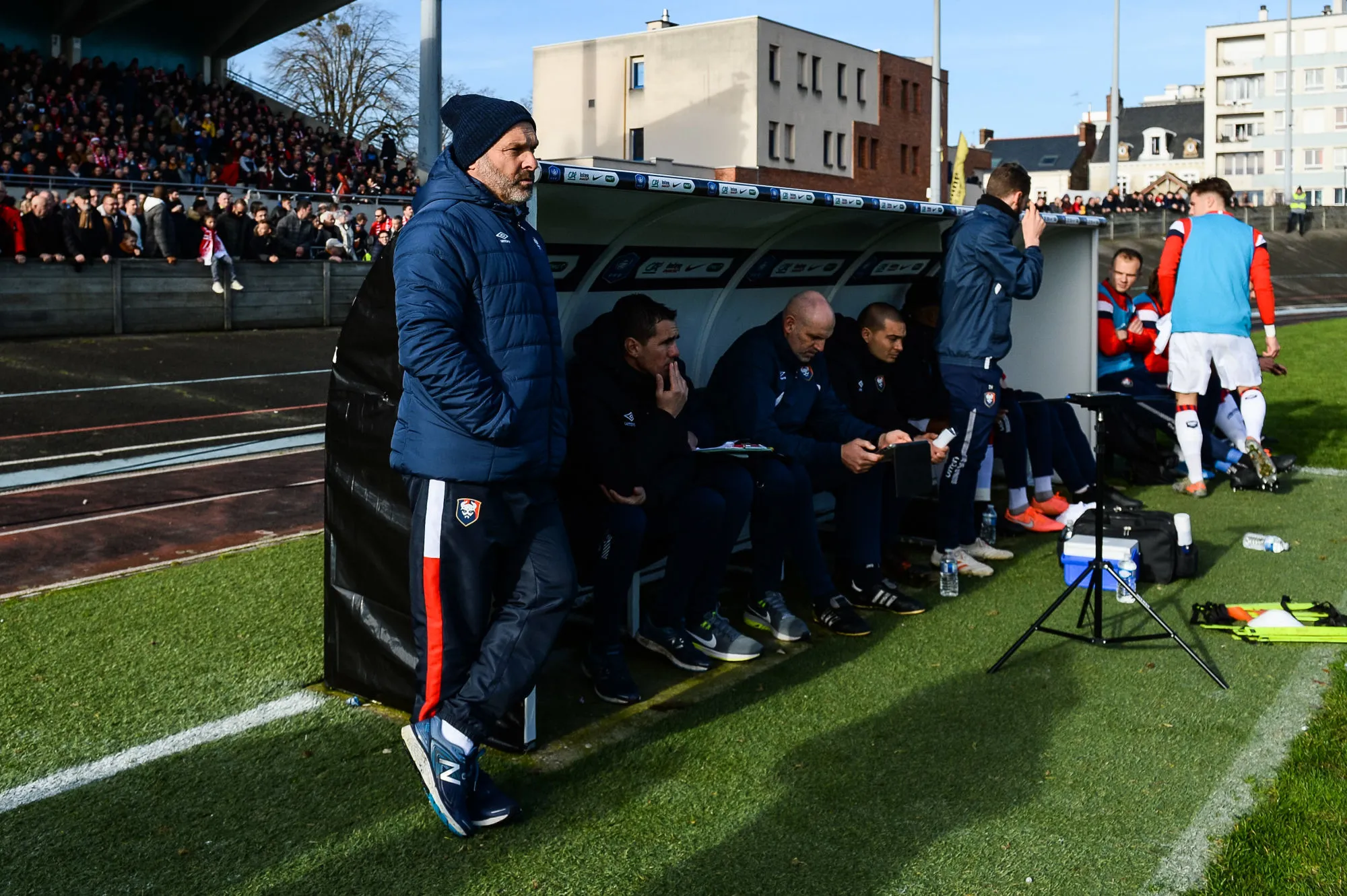 Dupraz gueule après les incidents entre supporters lors de Guichen-Caen